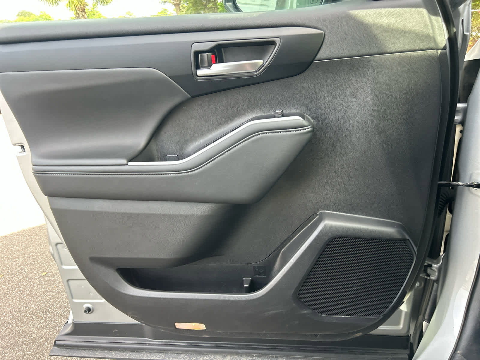 Used 2025 Toyota Highlander XLE image 19