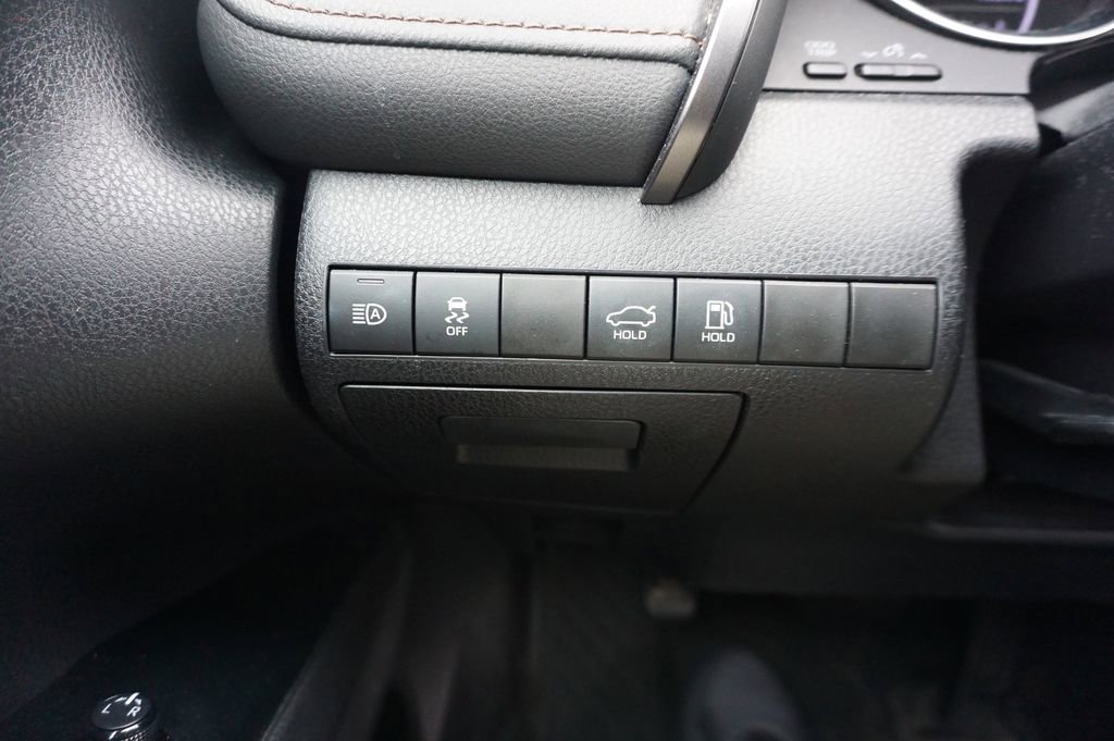 Used 2020 Toyota Camry LE image 5