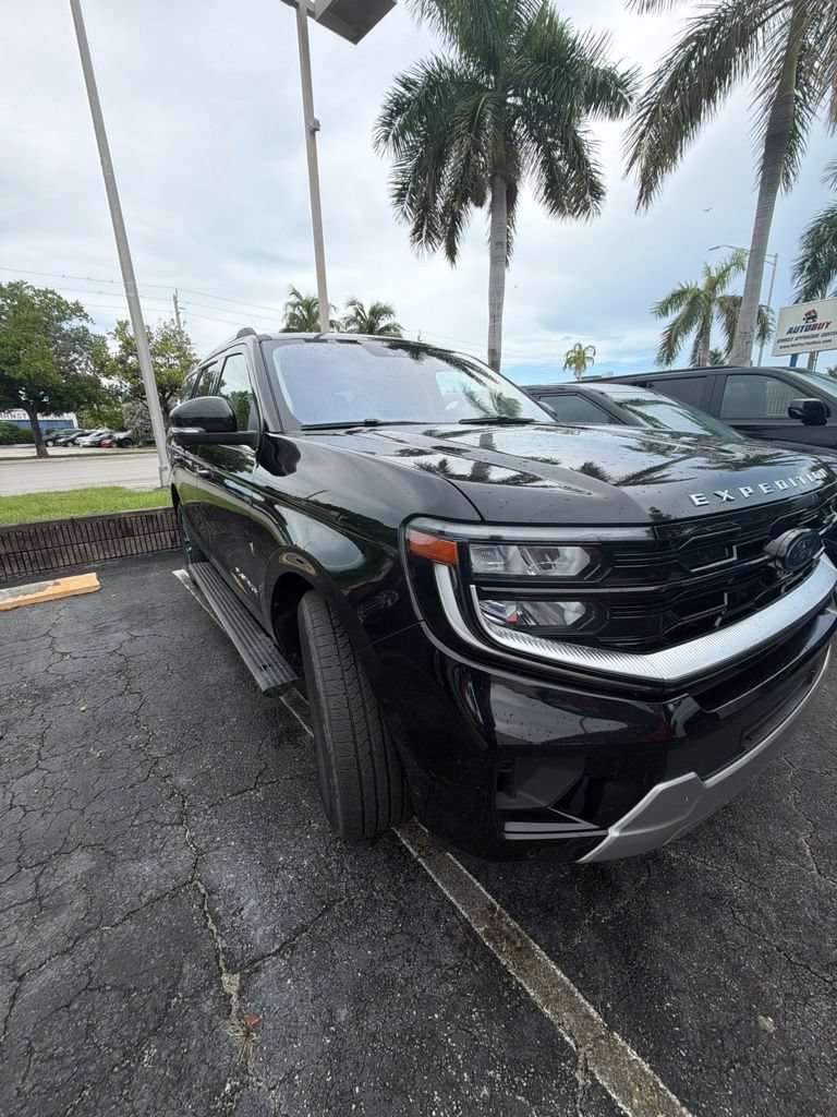 Used 2025 Ford Expedition Platinum AWD/4WD image 3