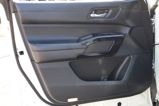 Used 2022 Nissan Pathfinder SV image 16