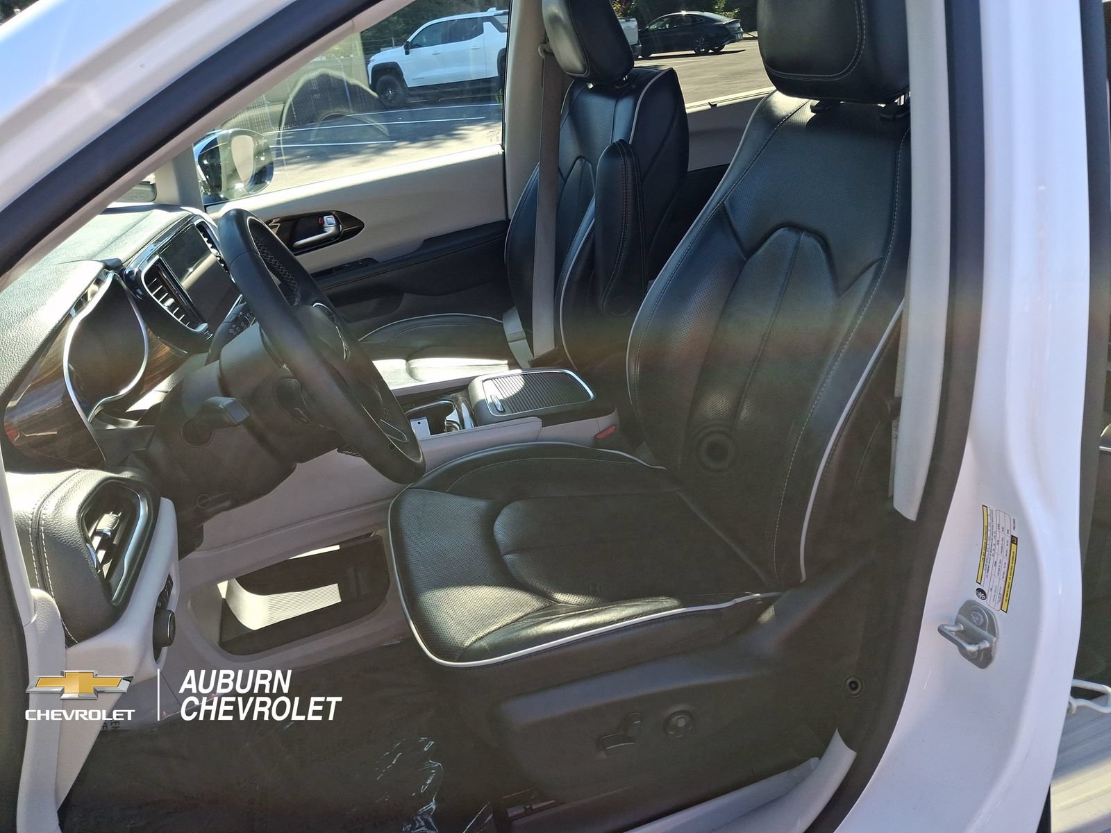 Used 2023 Chrysler Pacifica Limited FWD image 17