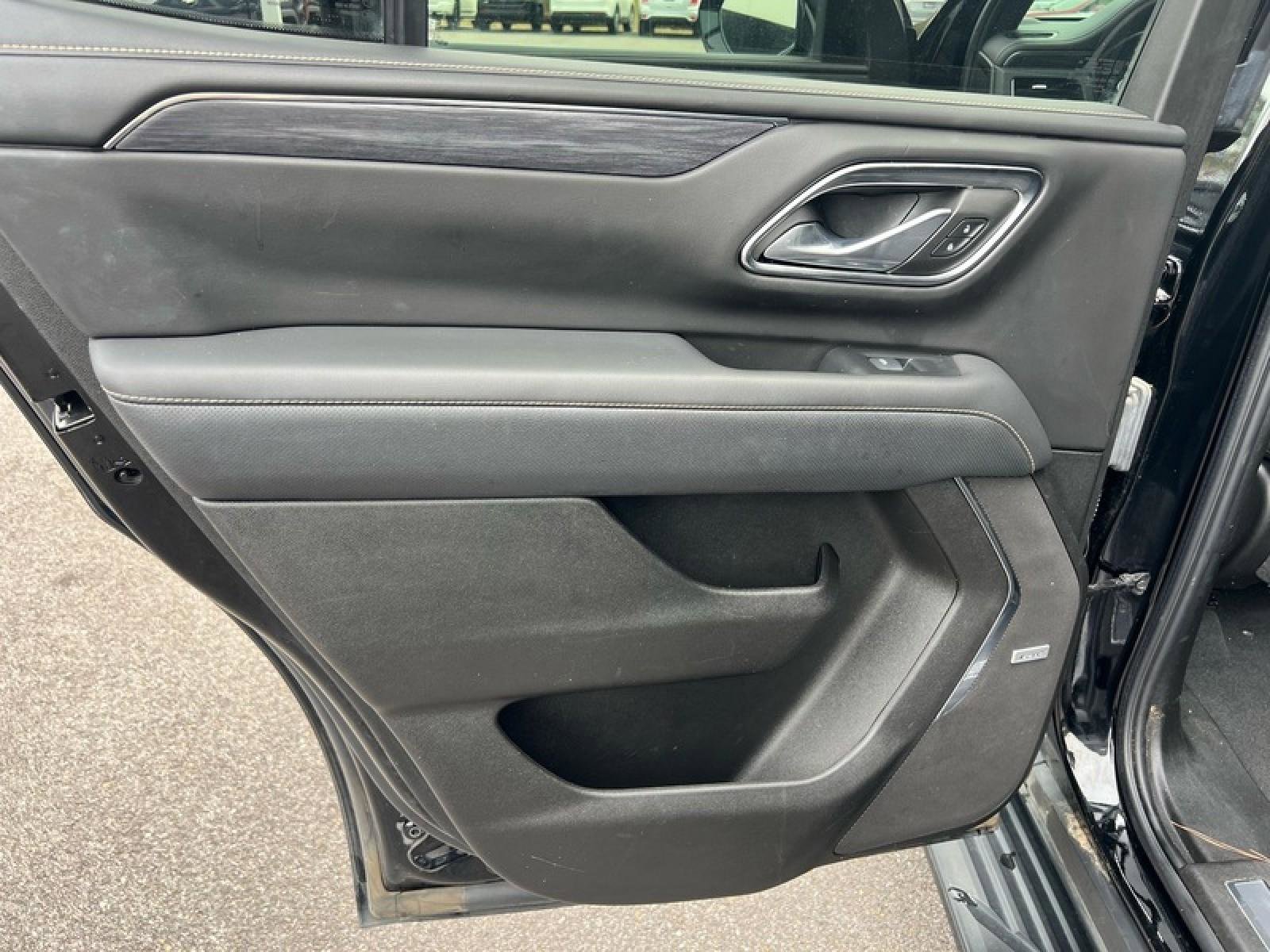 Used 2024 GMC Yukon SLT w/ SLT Luxury Package image 32