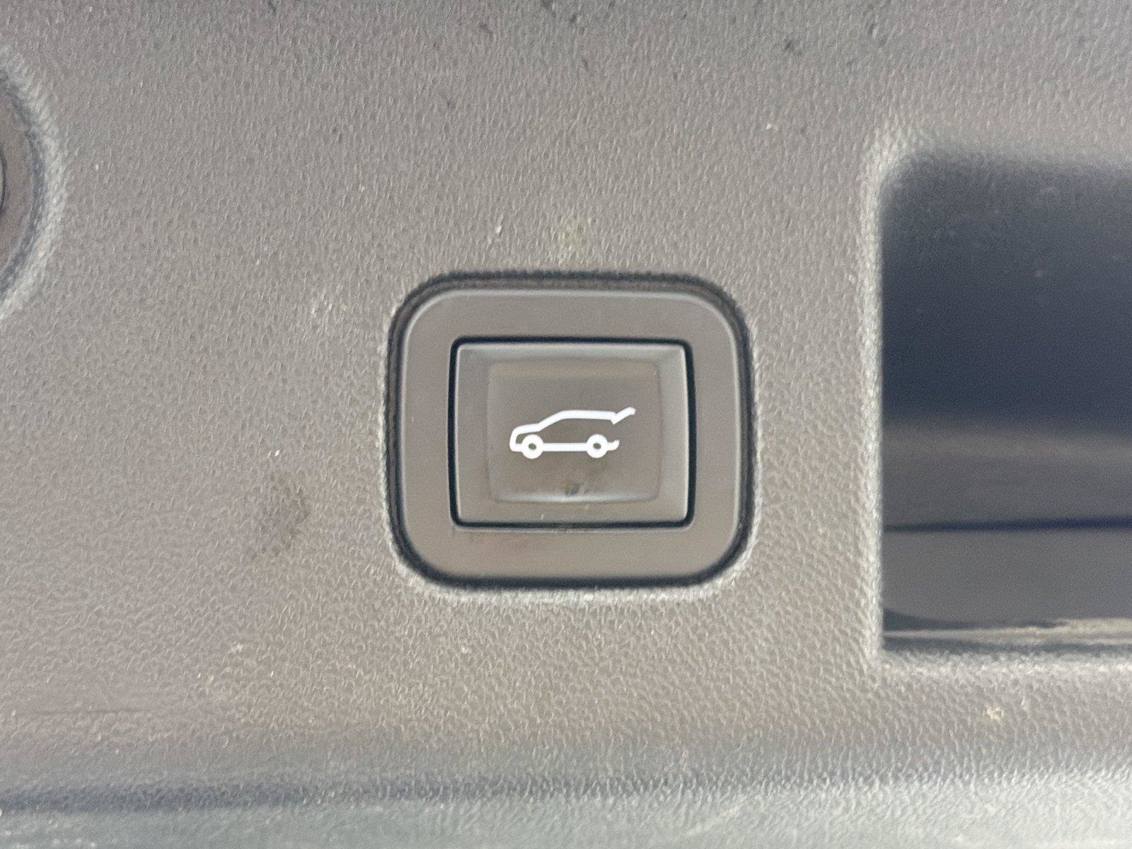 Used 2018 Chevrolet Equinox Premier FWD image 17