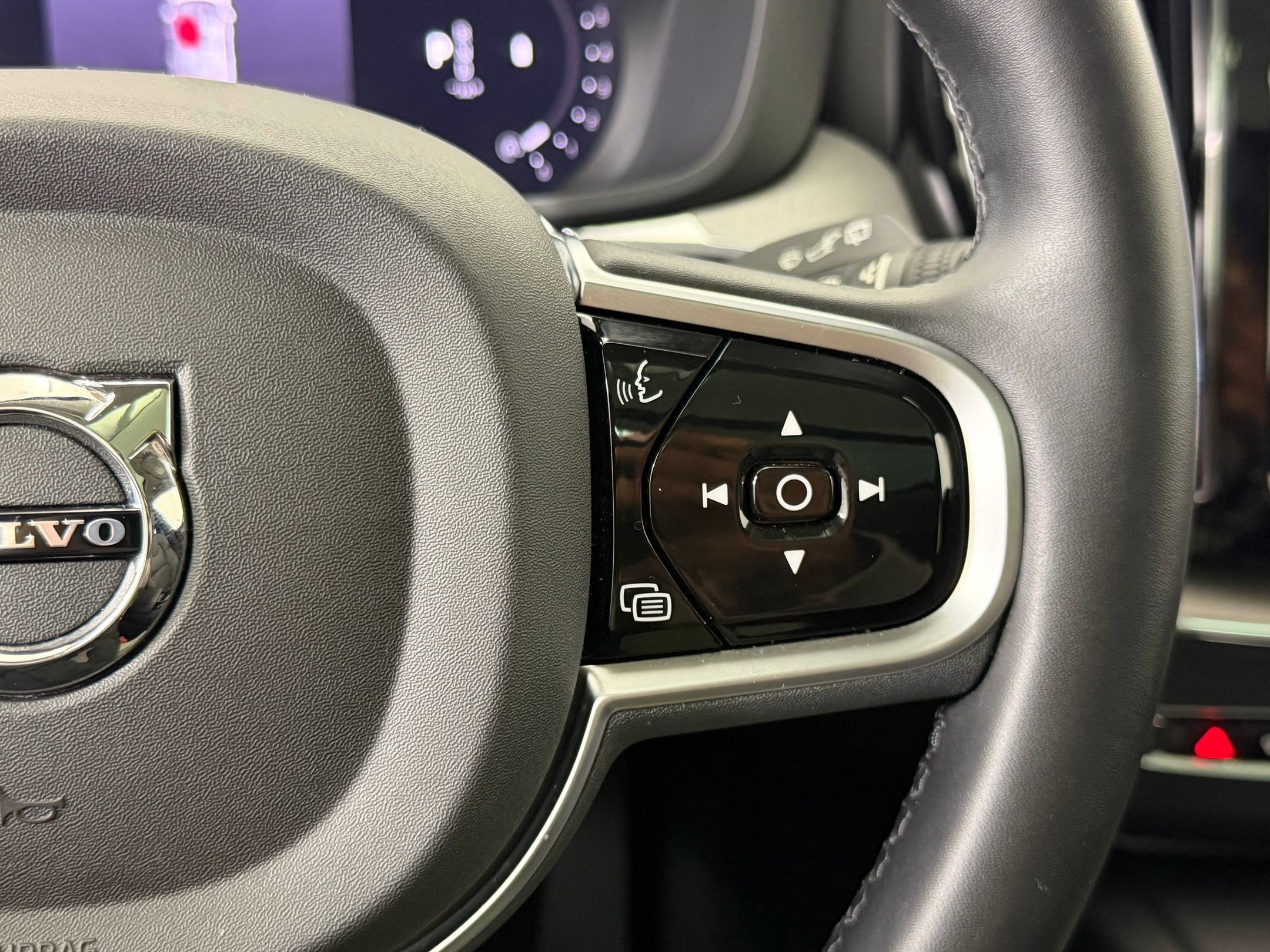 Used 2025 Volvo XC60 B5 Plus image 26