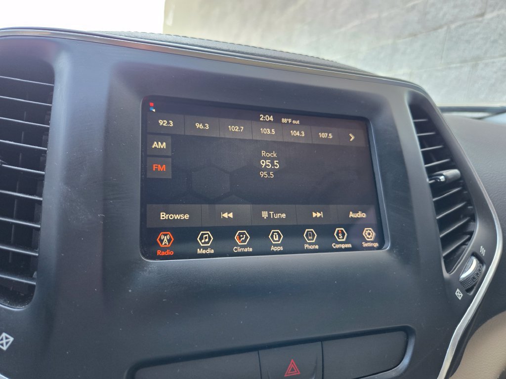Used 2019 Jeep Cherokee Latitude w/ Popular Appearance Group FWD image 19