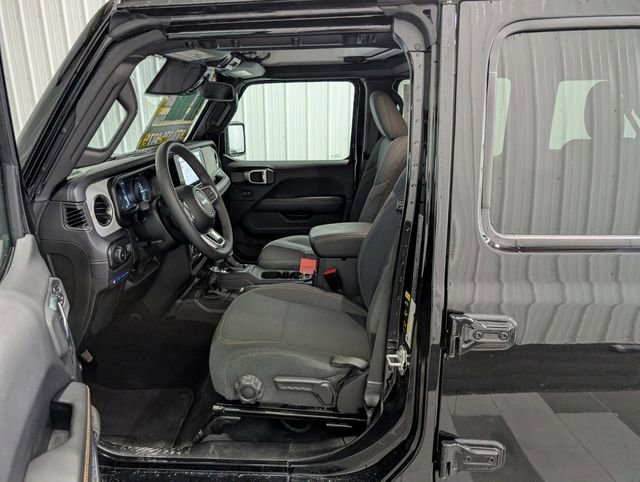 Used 2025 Jeep Wrangler Unlimited Sahara AWD/4WD image 13