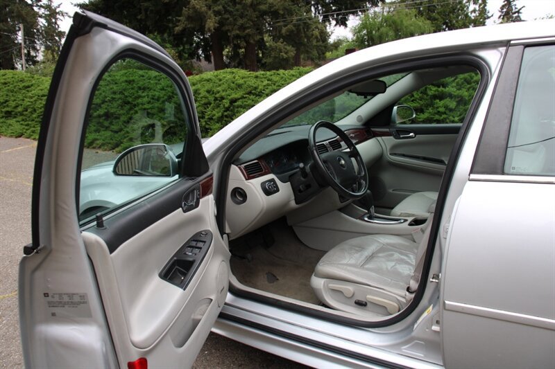 Used 2010 Chevrolet Impala LT w/ Luxury Edition Package FWD image 5