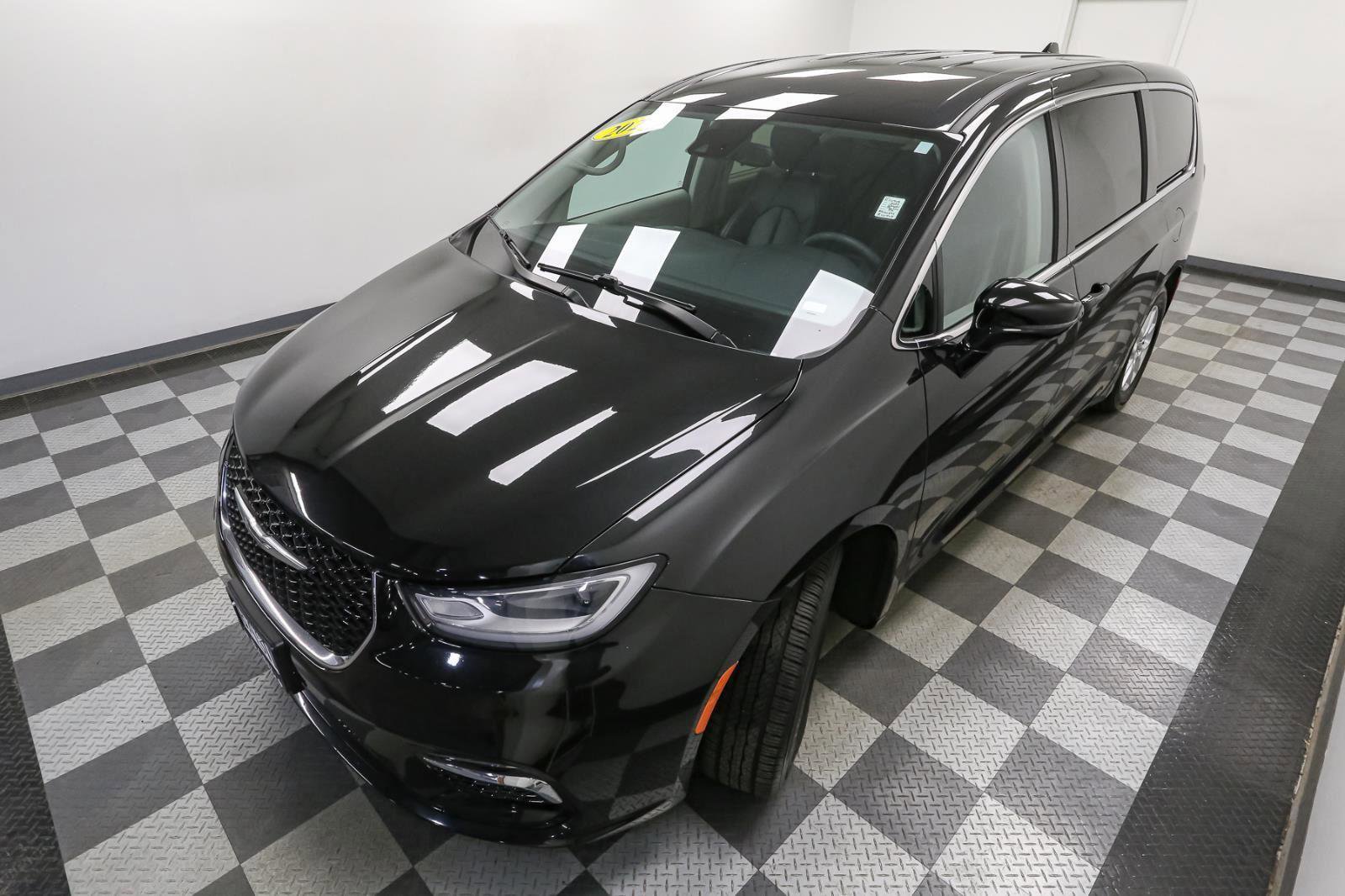 Used 2024 Chrysler Pacifica Touring-L image 6