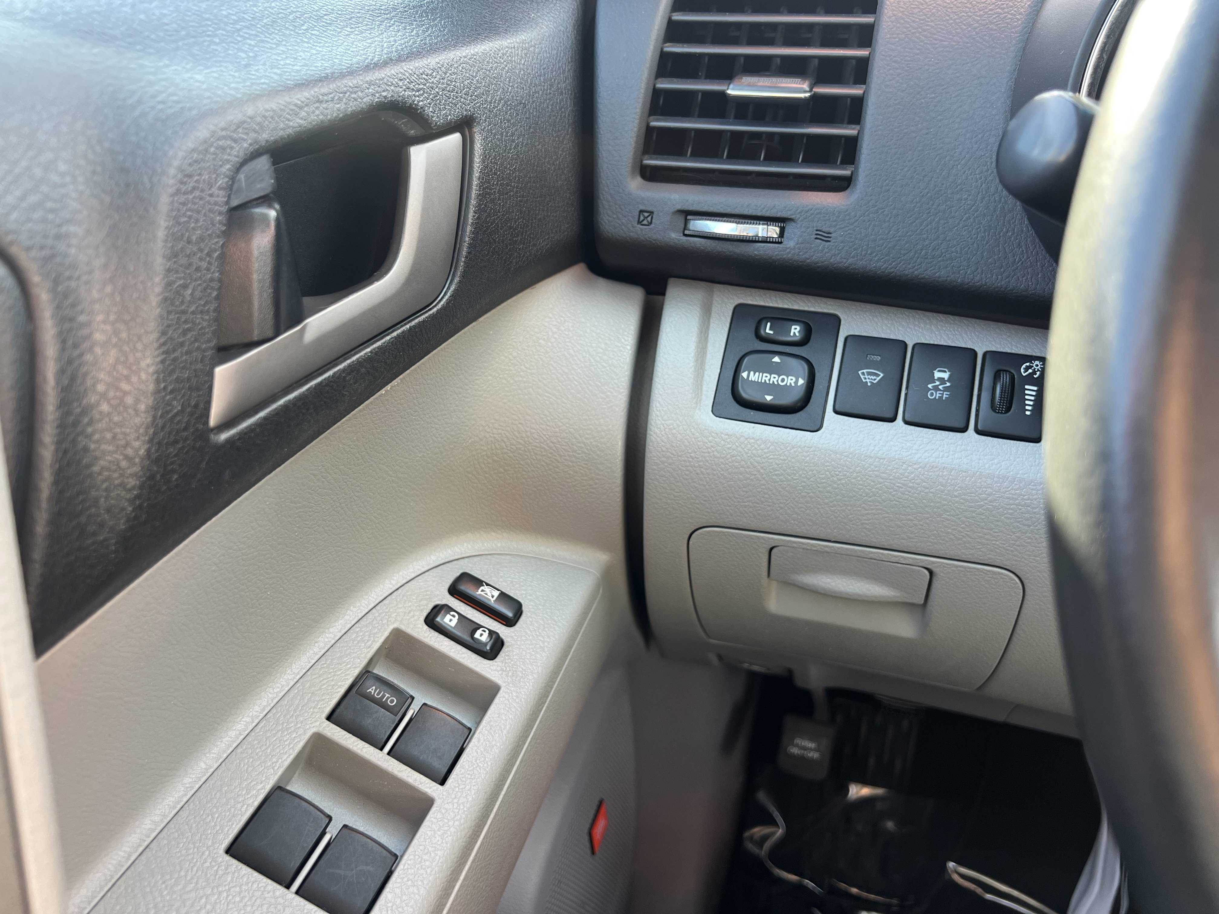 Used 2011 Toyota Highlander SE w/ Tow Pkg FWD image 19