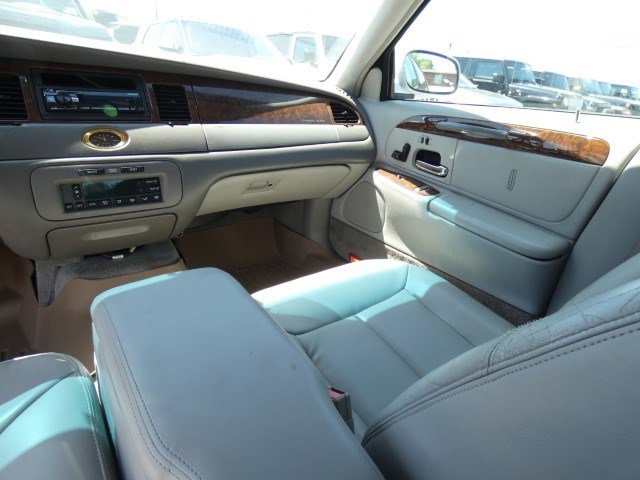 Used 2001 Lincoln Town Car Cartier image 13