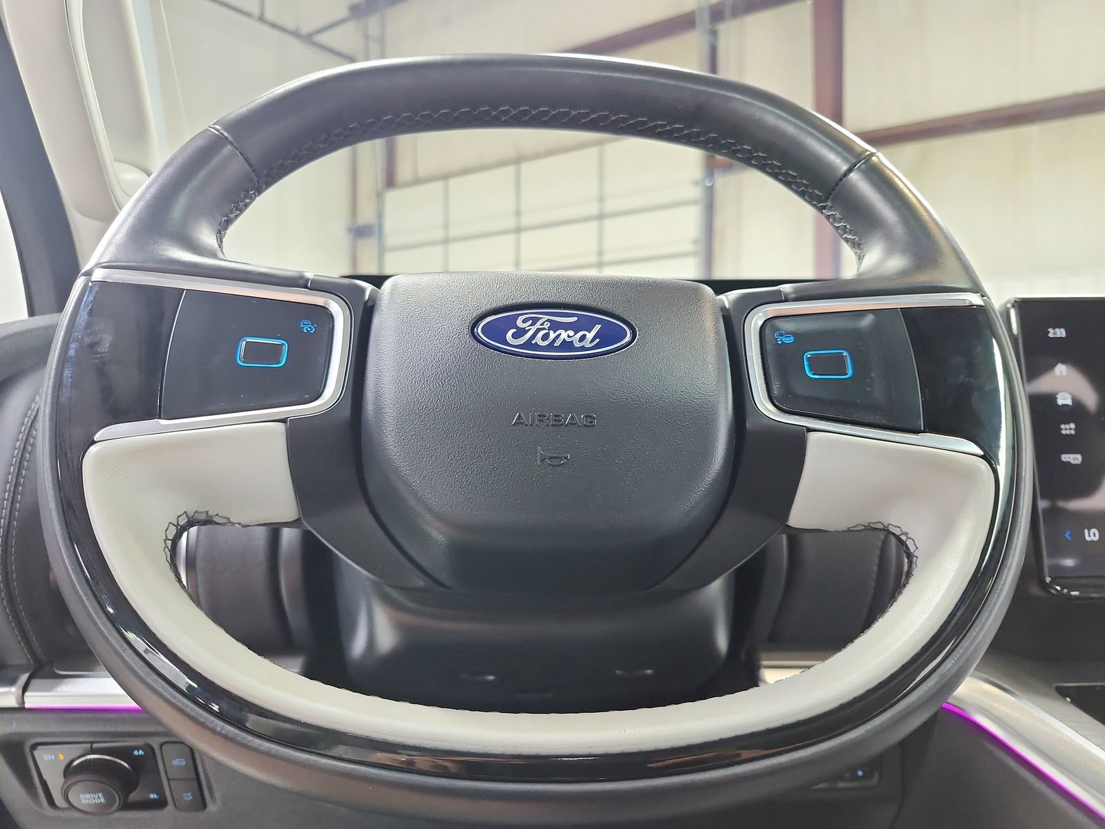 Used 2025 Ford Expedition Platinum w/ Driver's Package AWD/4WD image 26