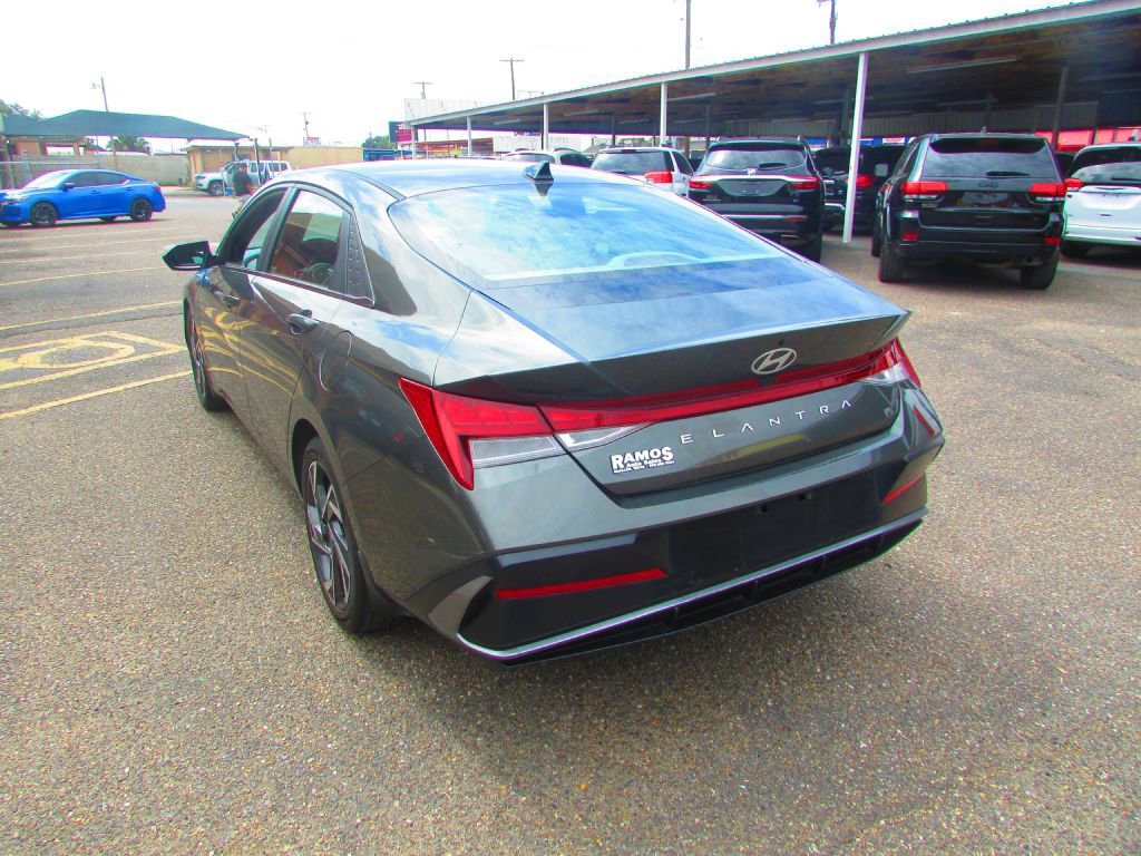 Used 2024 Hyundai Elantra SEL w/ Convenience Package image 8