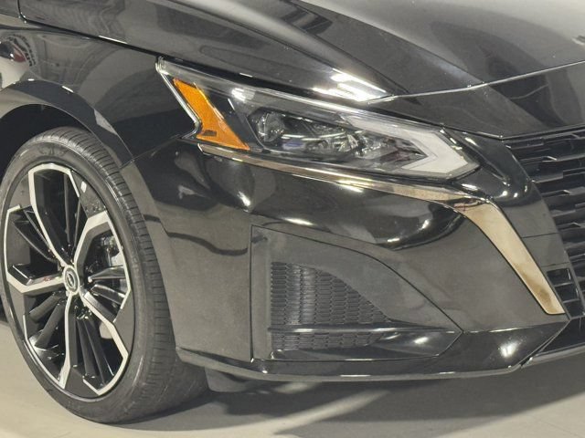 Used 2024 Nissan Altima 2.5 SR FWD image 3