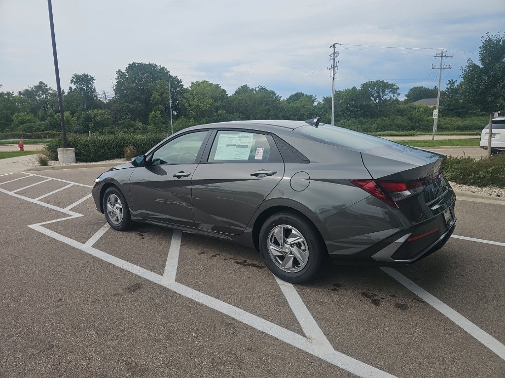 New 2026 Hyundai Elantra SE FWD image 3