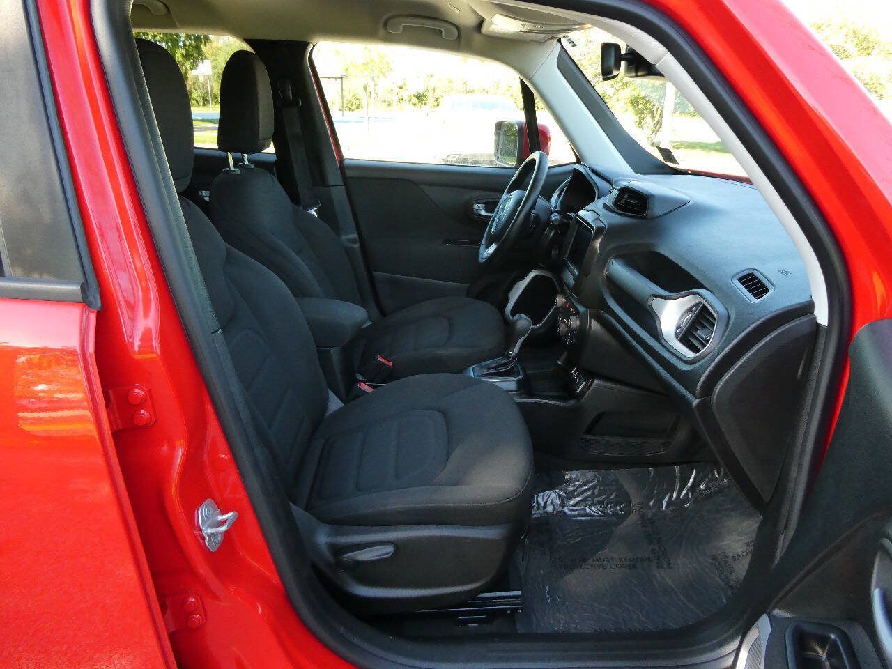 Used 2019 Jeep Renegade Latitude w/ Cold Weather Group FWD image 26