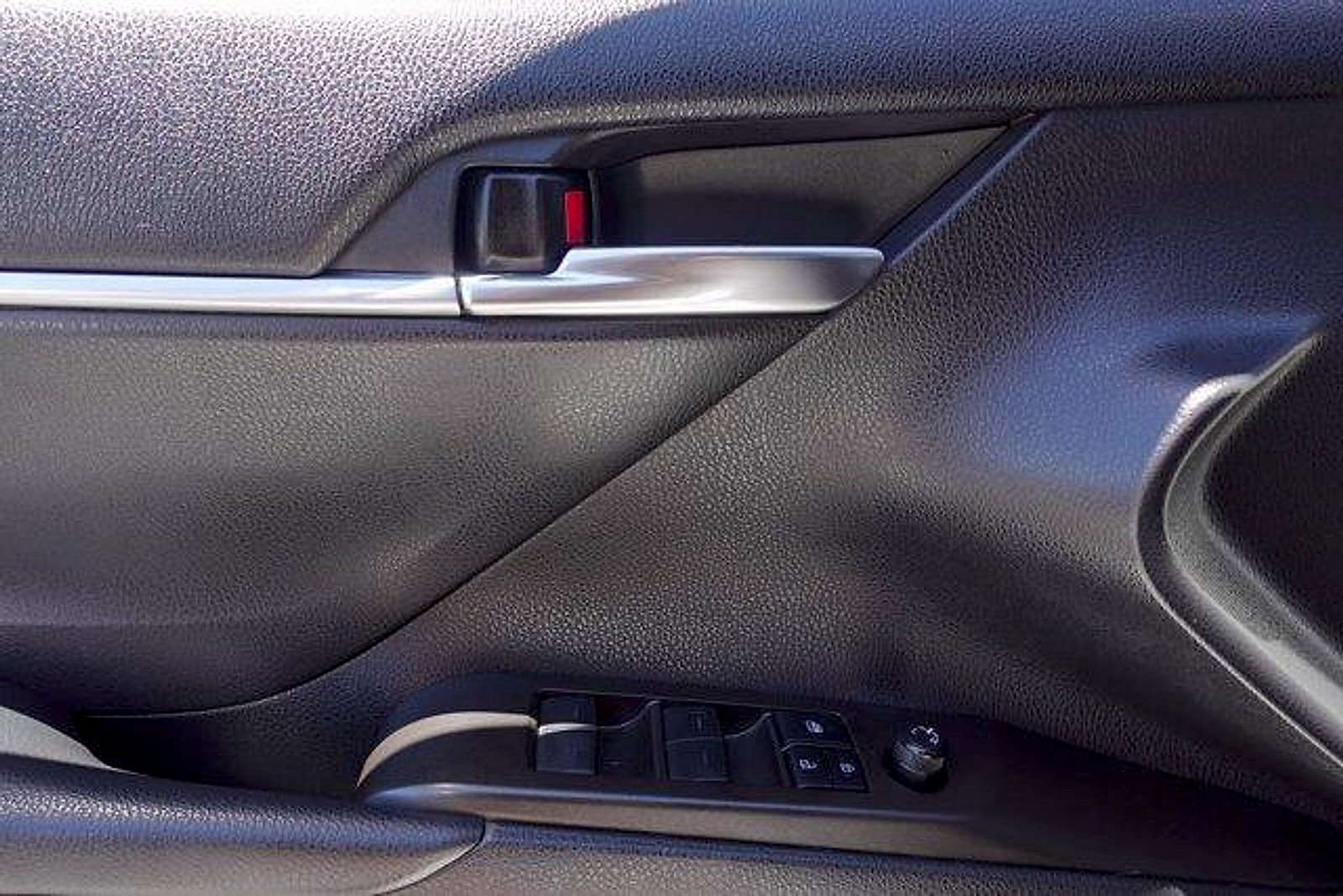Used 2022 Toyota Camry SE FWD image 12
