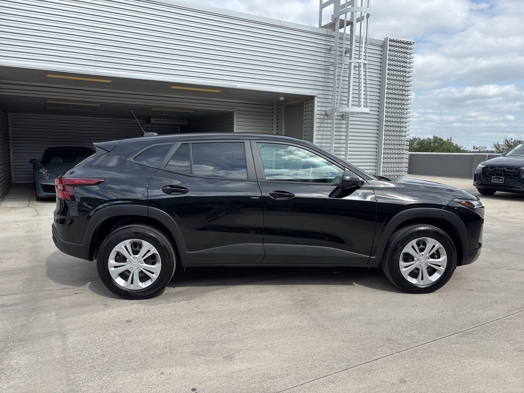 Used 2025 Chevrolet Trax LS FWD image 4