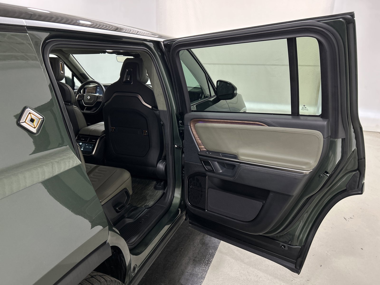Used 2024 Rivian R1S Adventure AWD/4WD image 19