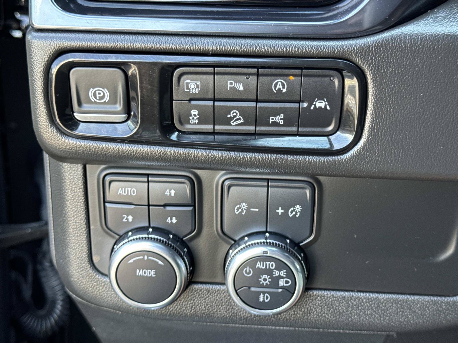 Used 2025 GMC Yukon AT4 w/ AT4 Premium Package AWD/4WD image 20
