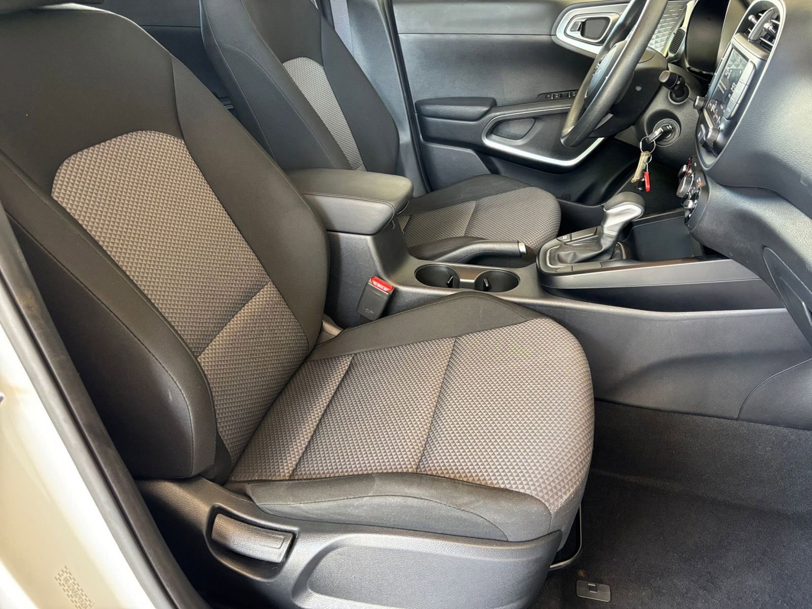 Used 2025 Kia Soul LX w/ LX Technology Package FWD image 34