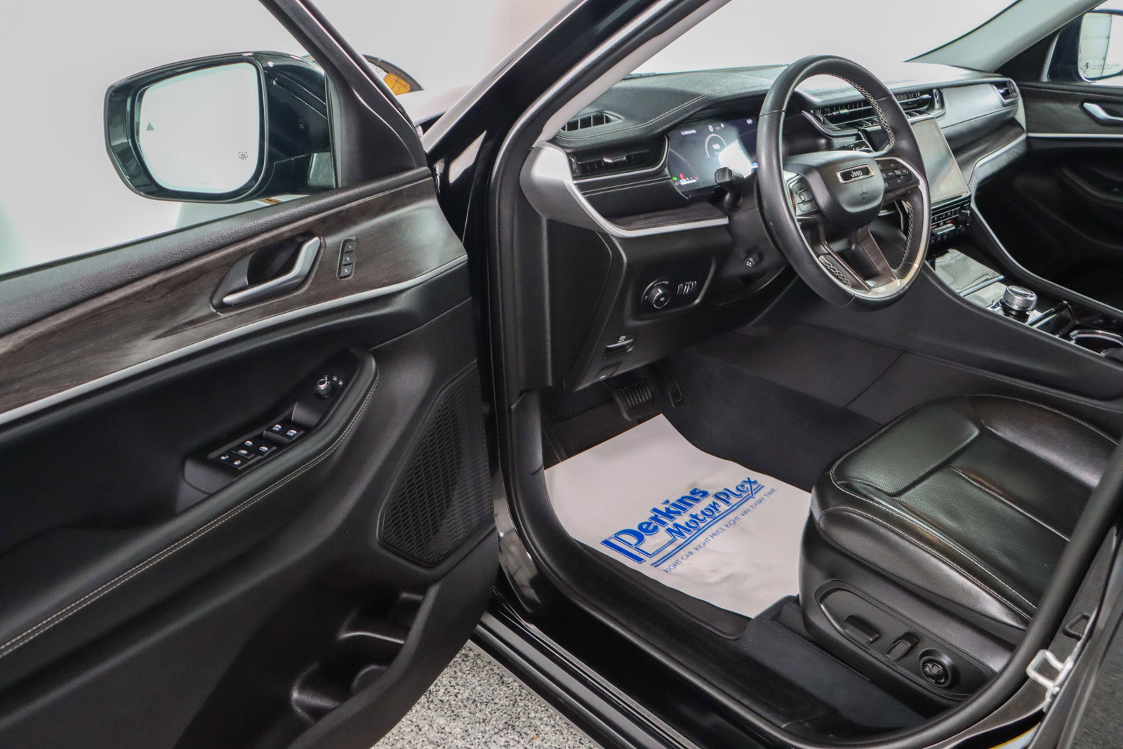 Used 2023 Jeep Grand Cherokee Limited w/ Luxury Tech Group II image 3