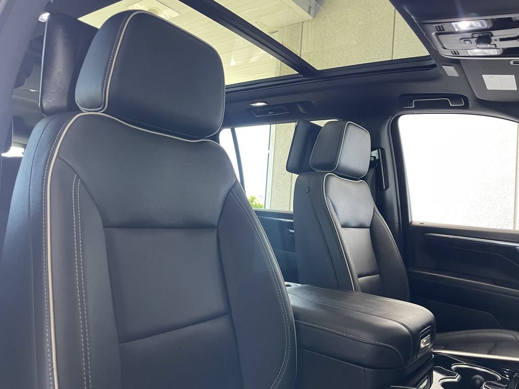 Used 2025 Chevrolet Suburban Premier AWD/4WD image 21