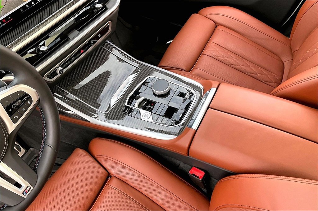 Used 2025 BMW X7 M60i w/ Climate Comfort Package image 15