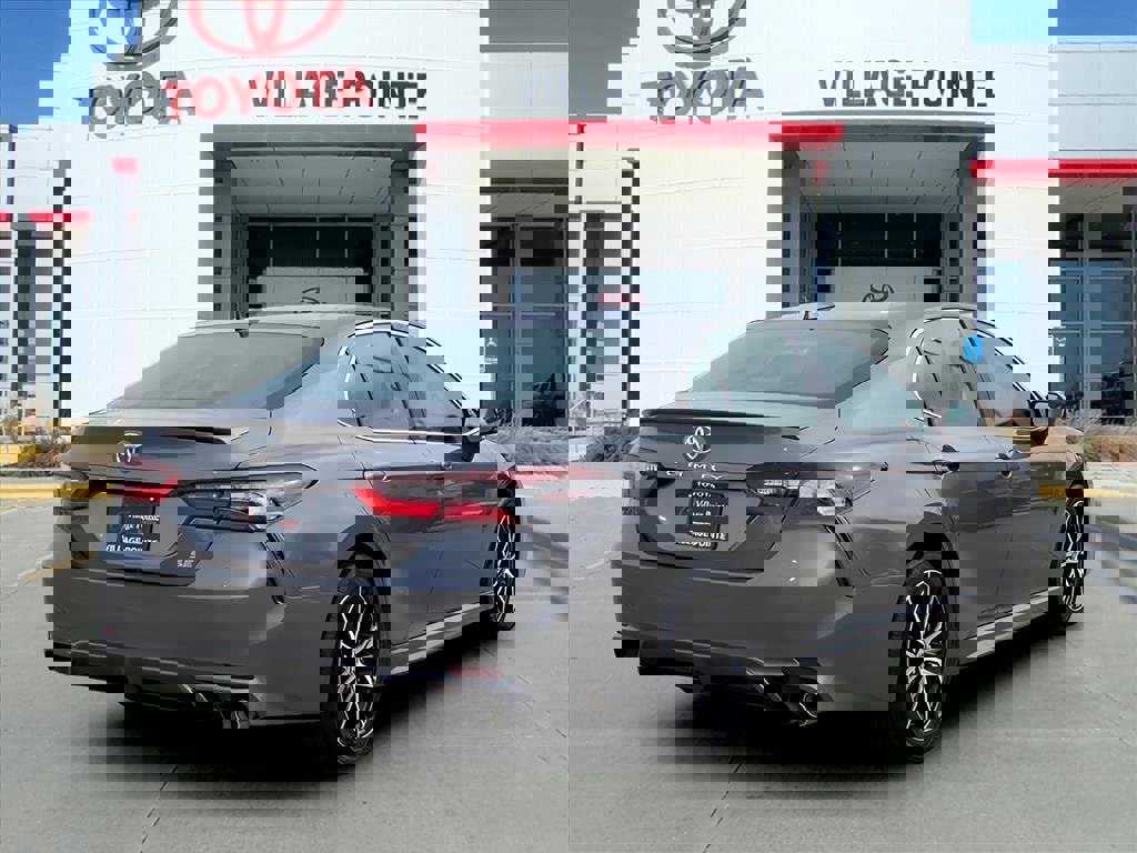 Used 2023 Toyota Camry SE image 5