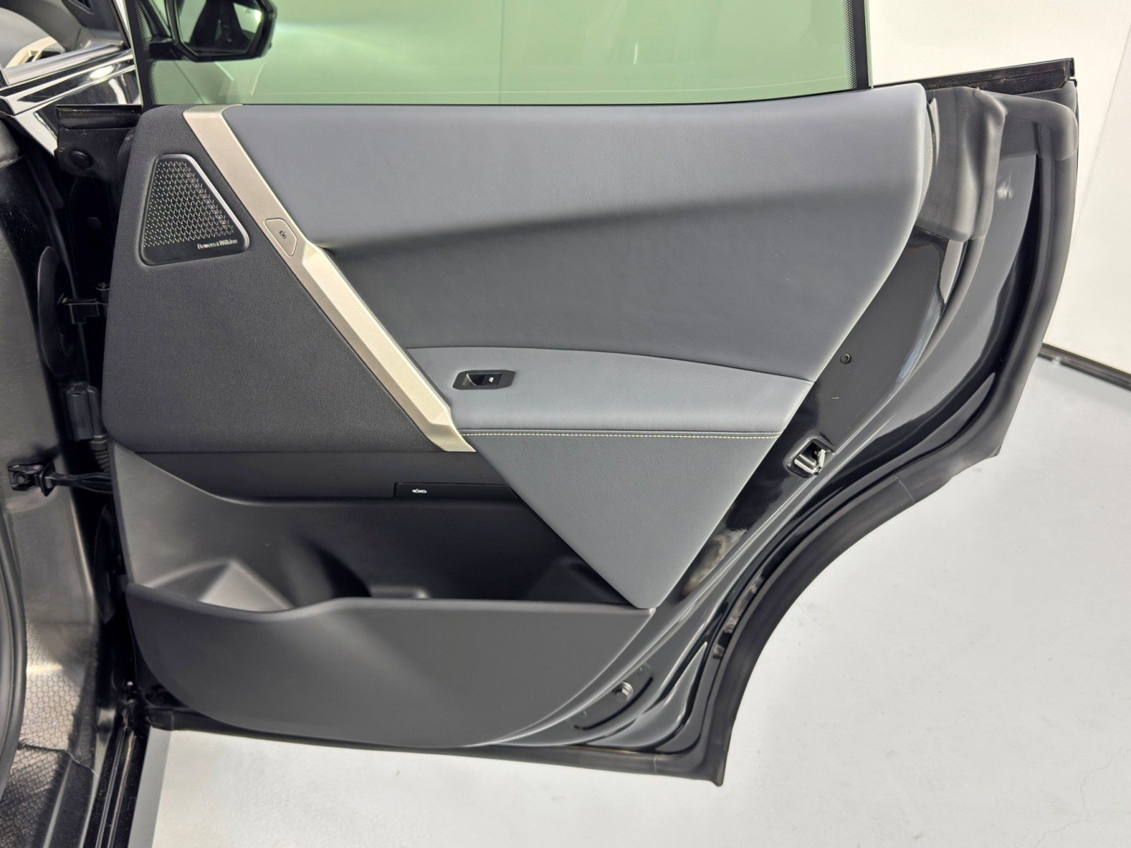 Used 2023 BMW iX M60 w/ Executive Package image 47