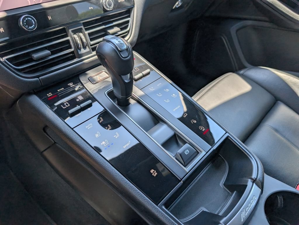 Certified 2024 Porsche Macan AWD/4WD image 17