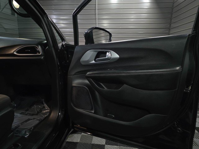 Used 2020 Chrysler Pacifica Touring w/ S Appearance Package image 34