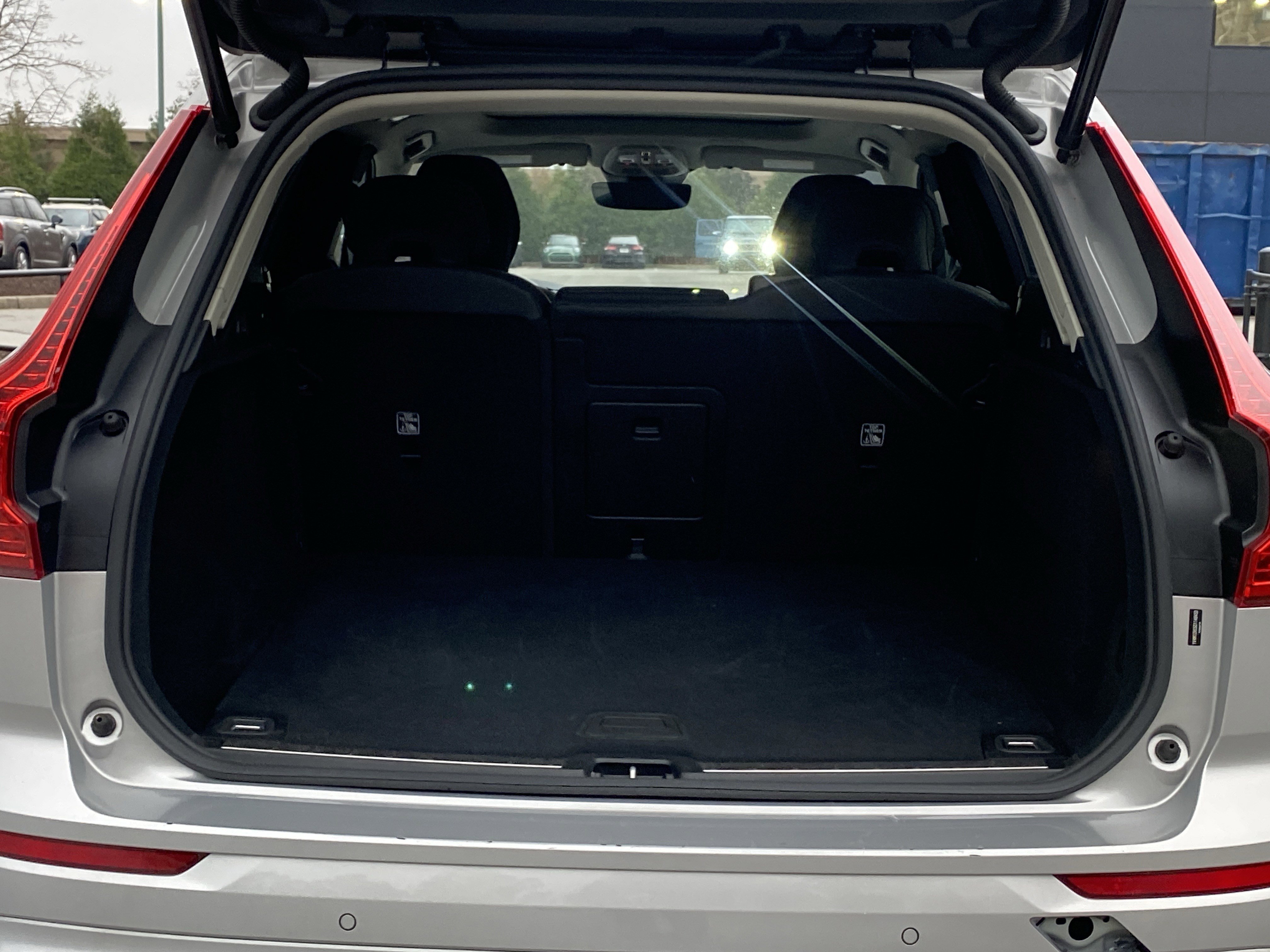 Used 2025 Volvo XC60 B5 Plus image 40