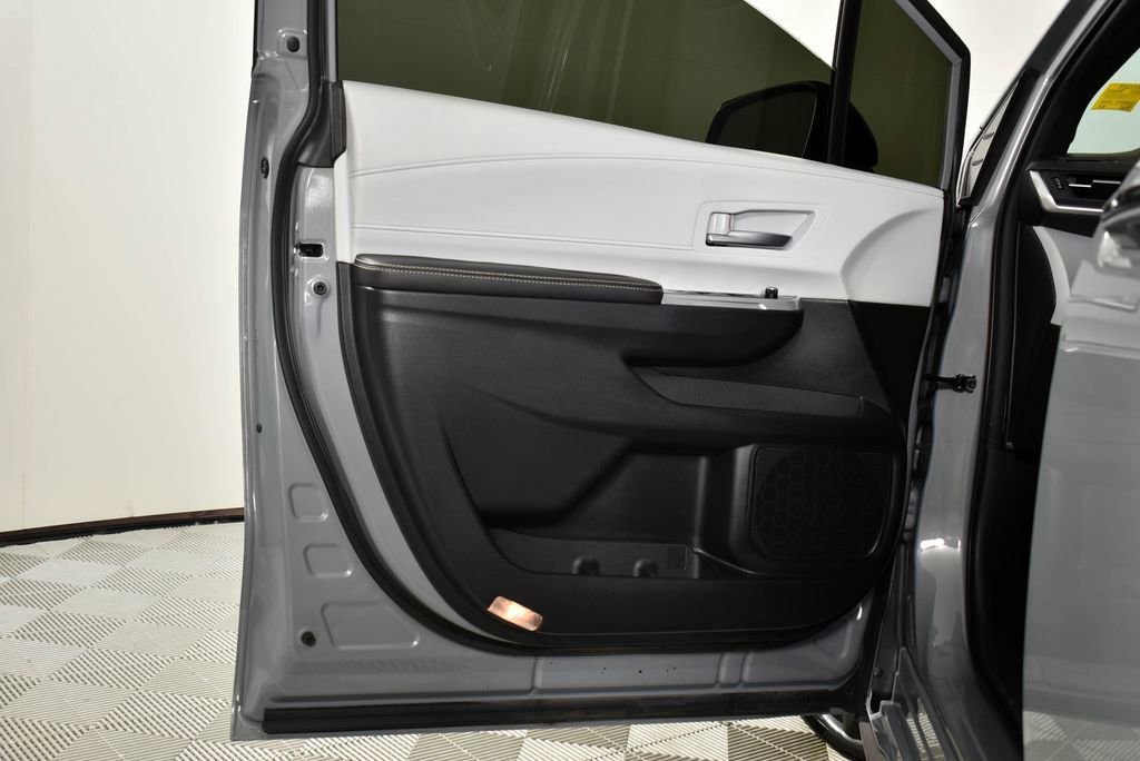 Used 2025 Toyota Sienna XSE w/ XSE Plus Package image 16