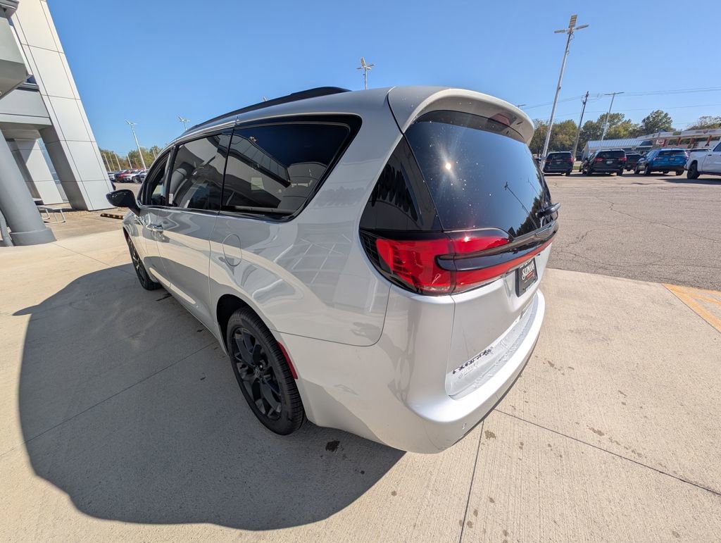 New 2026 Chrysler Pacifica Select w/ S Appearance Package image 7