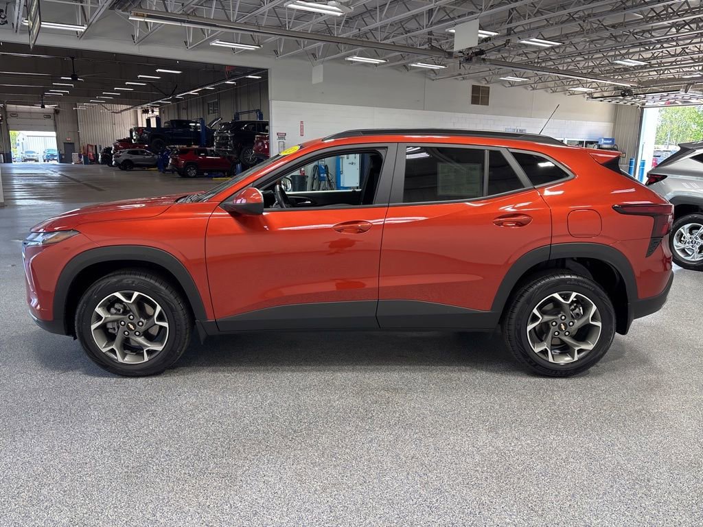 Used 2024 Chevrolet Trax LT w/ Driver Confidence Package FWD image 4