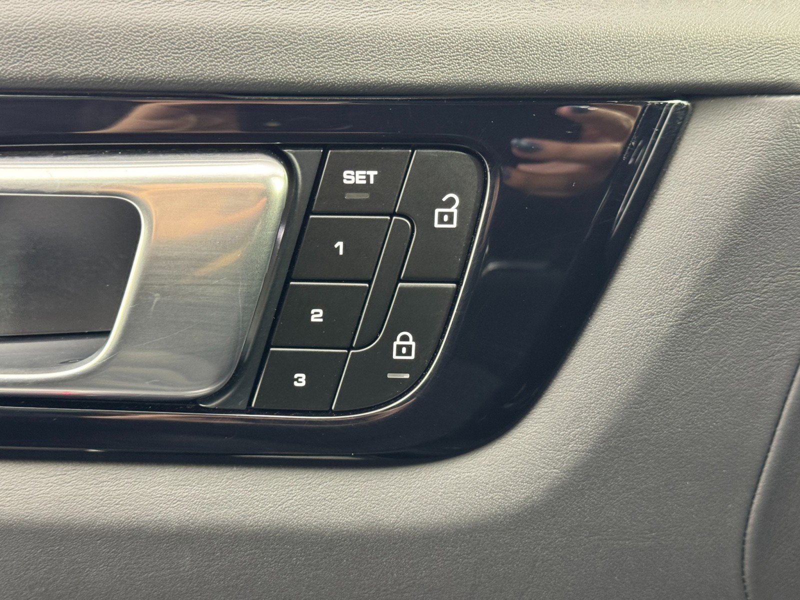 Used 2023 Porsche Cayenne S Platinum image 18