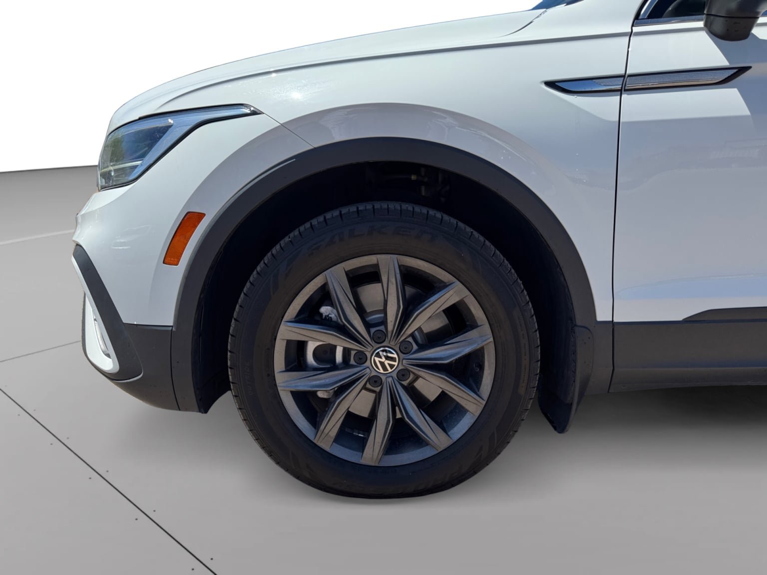 Used 2024 Volkswagen Tiguan SE w/ Panoramic Sunroof Package FWD image 9