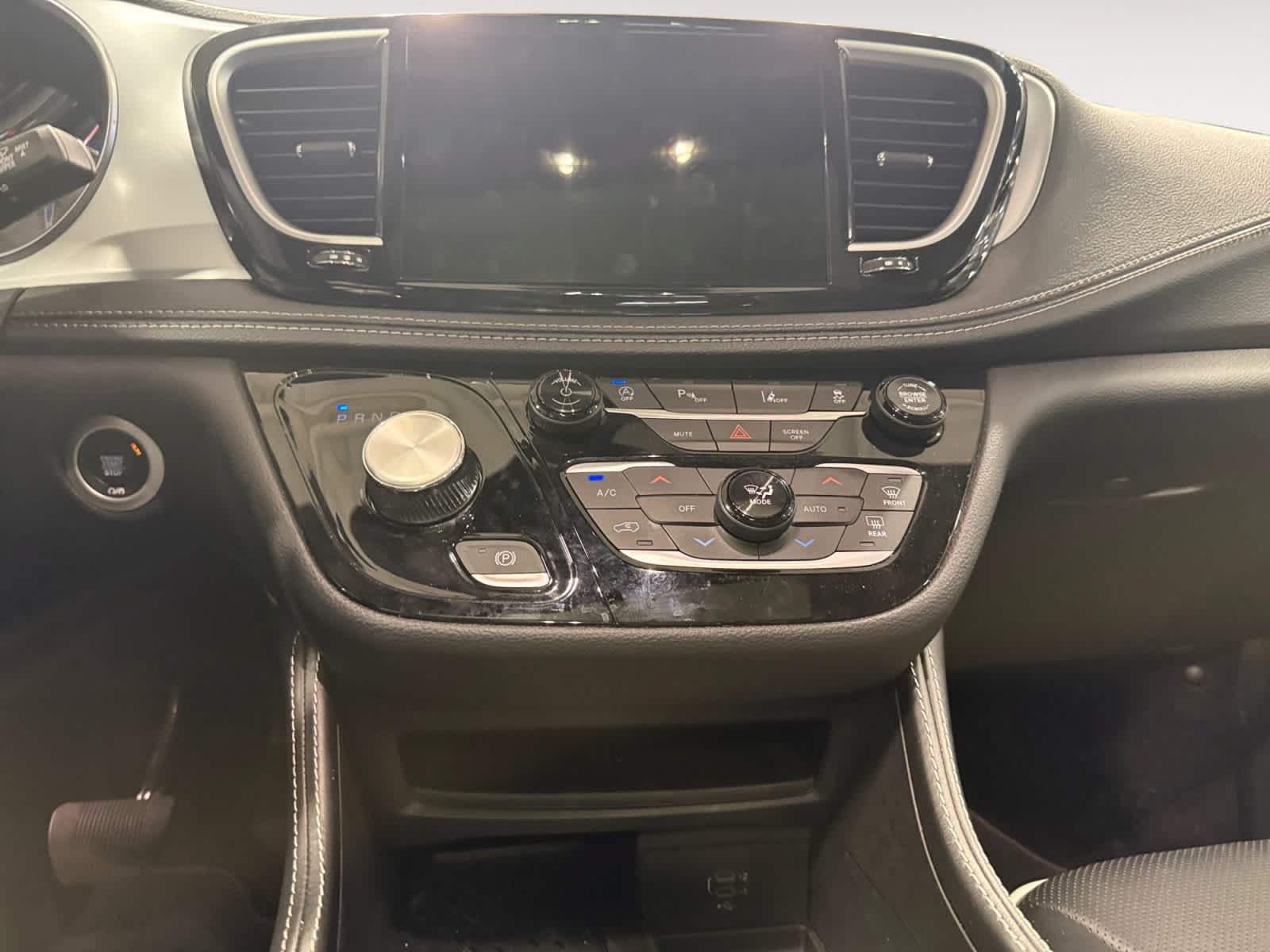 Used 2026 Chrysler Pacifica Limited FWD image 12