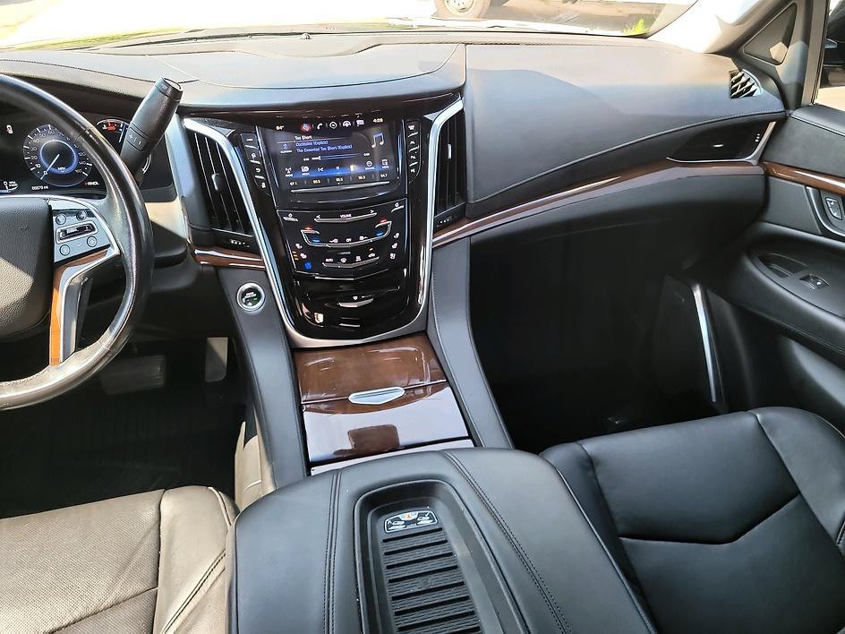 Used 2020 Cadillac Escalade Luxury w/ Escalade Sport Edition AWD/4WD image 37