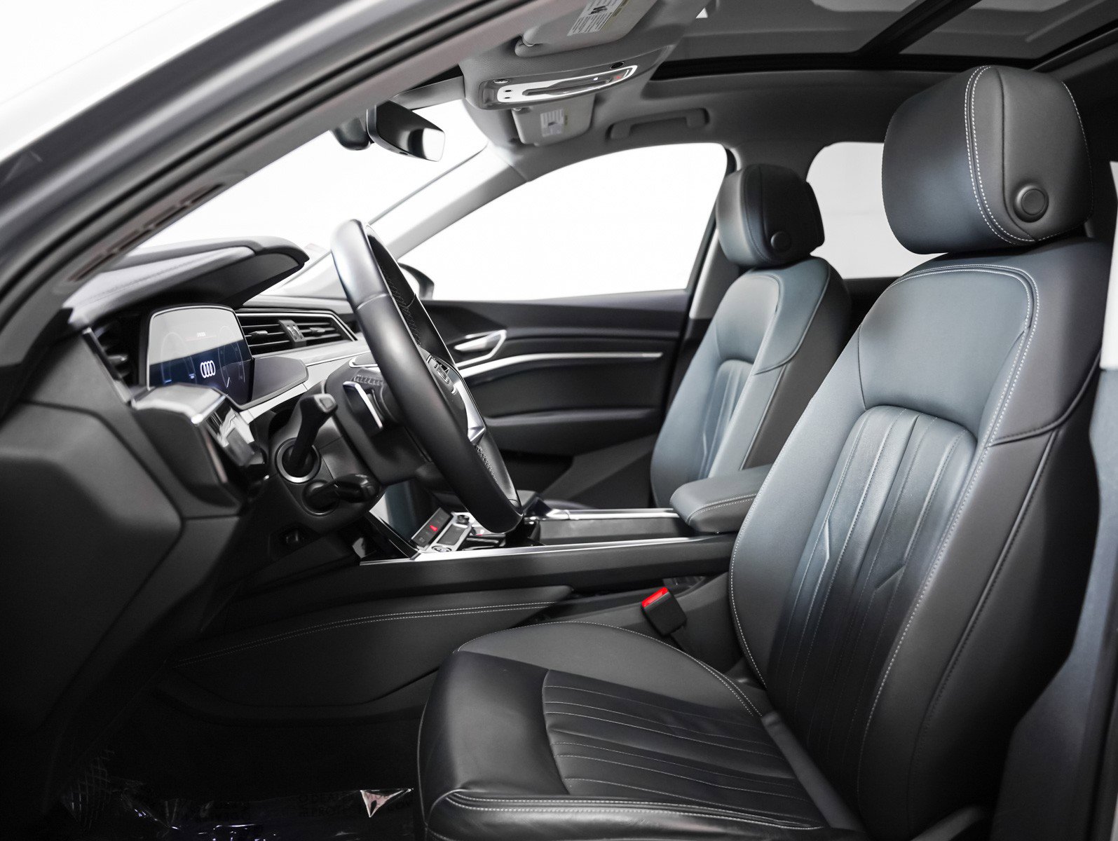 Used 2022 Audi e-tron Premium w/ Convenience Plus Package image 8