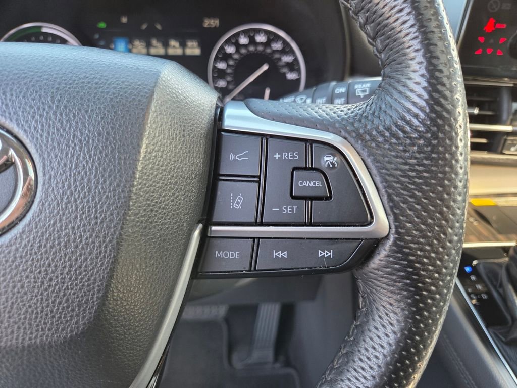 Used 2021 Toyota Sienna Limited image 33