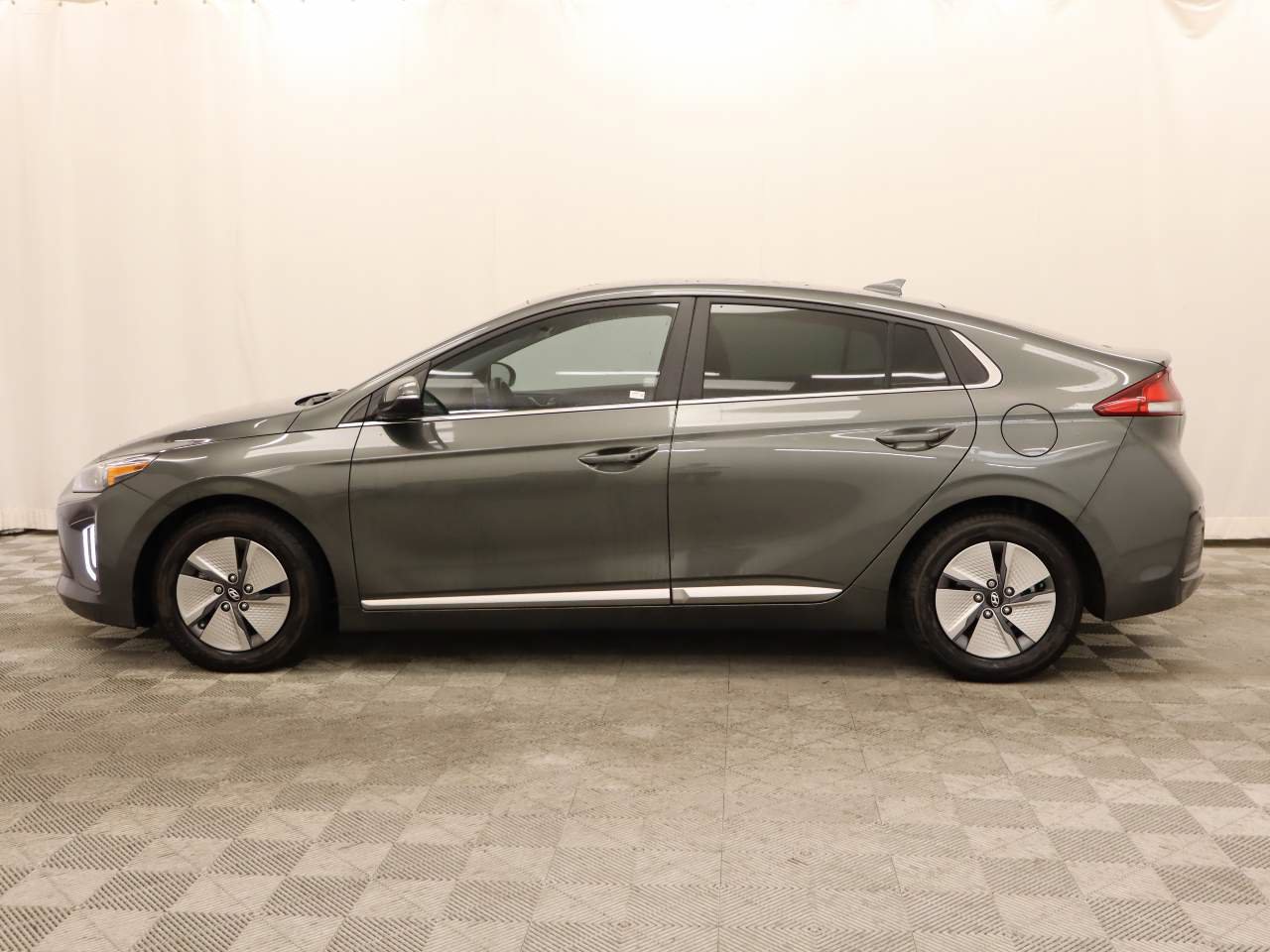 Used 2022 Hyundai Ioniq SE FWD image 2
