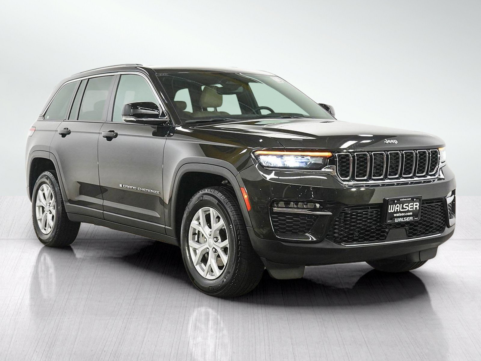Used 2023 Jeep Grand Cherokee Limited AWD/4WD image 7