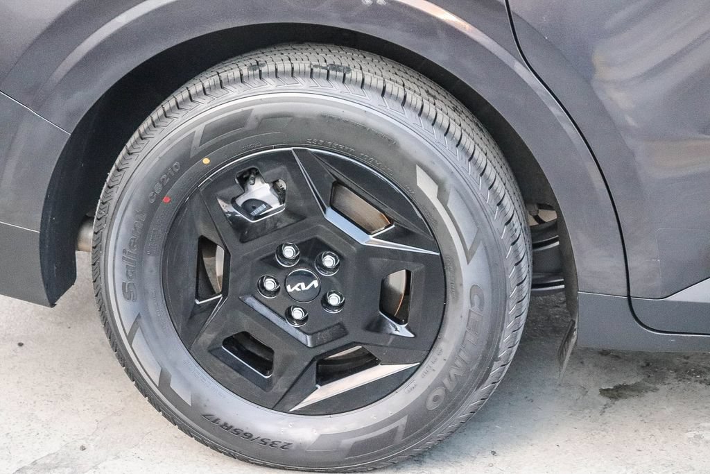 Used 2025 Kia Carnival FWD image 12