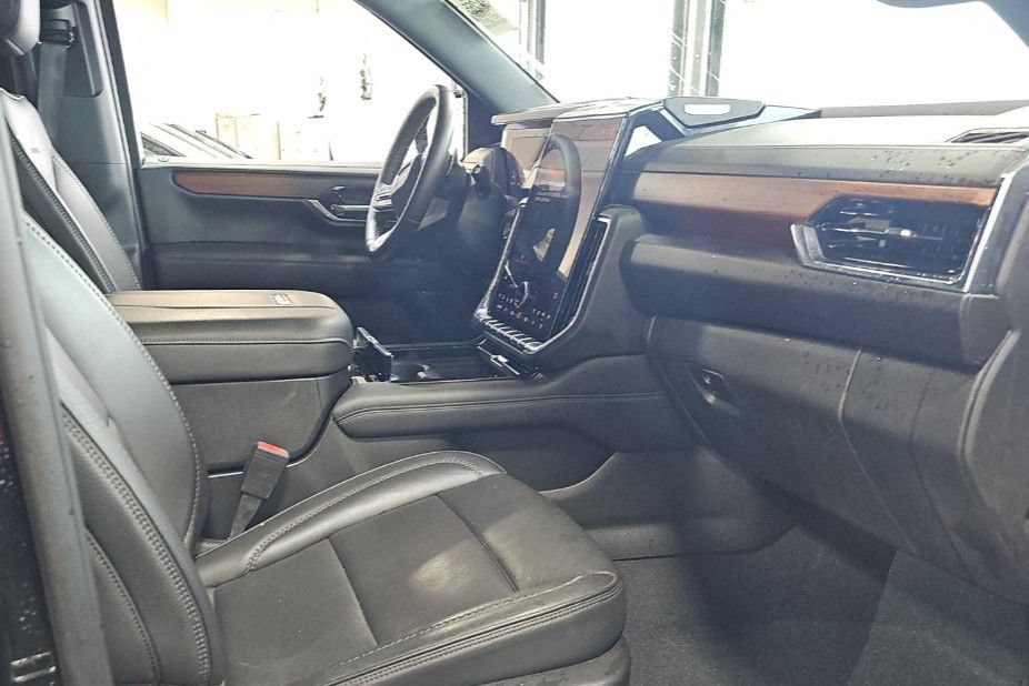Used 2025 GMC Yukon Denali AWD/4WD image 5