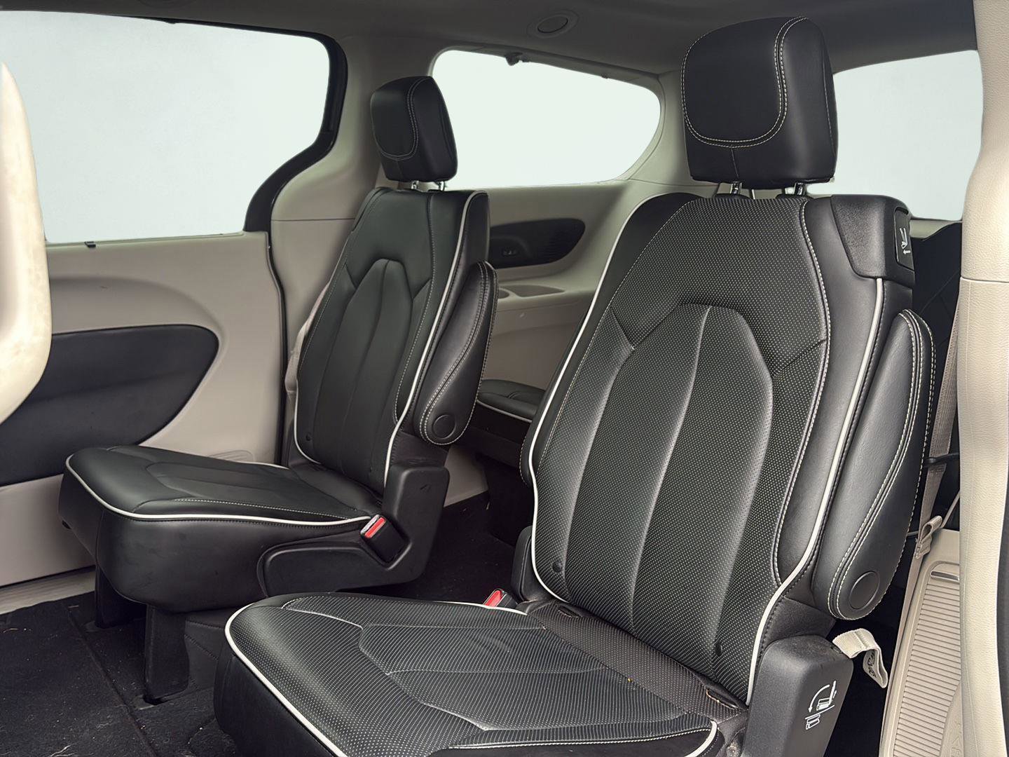 Used 2023 Chrysler Pacifica Limited w/ Uconnect Theater Family Group image 23