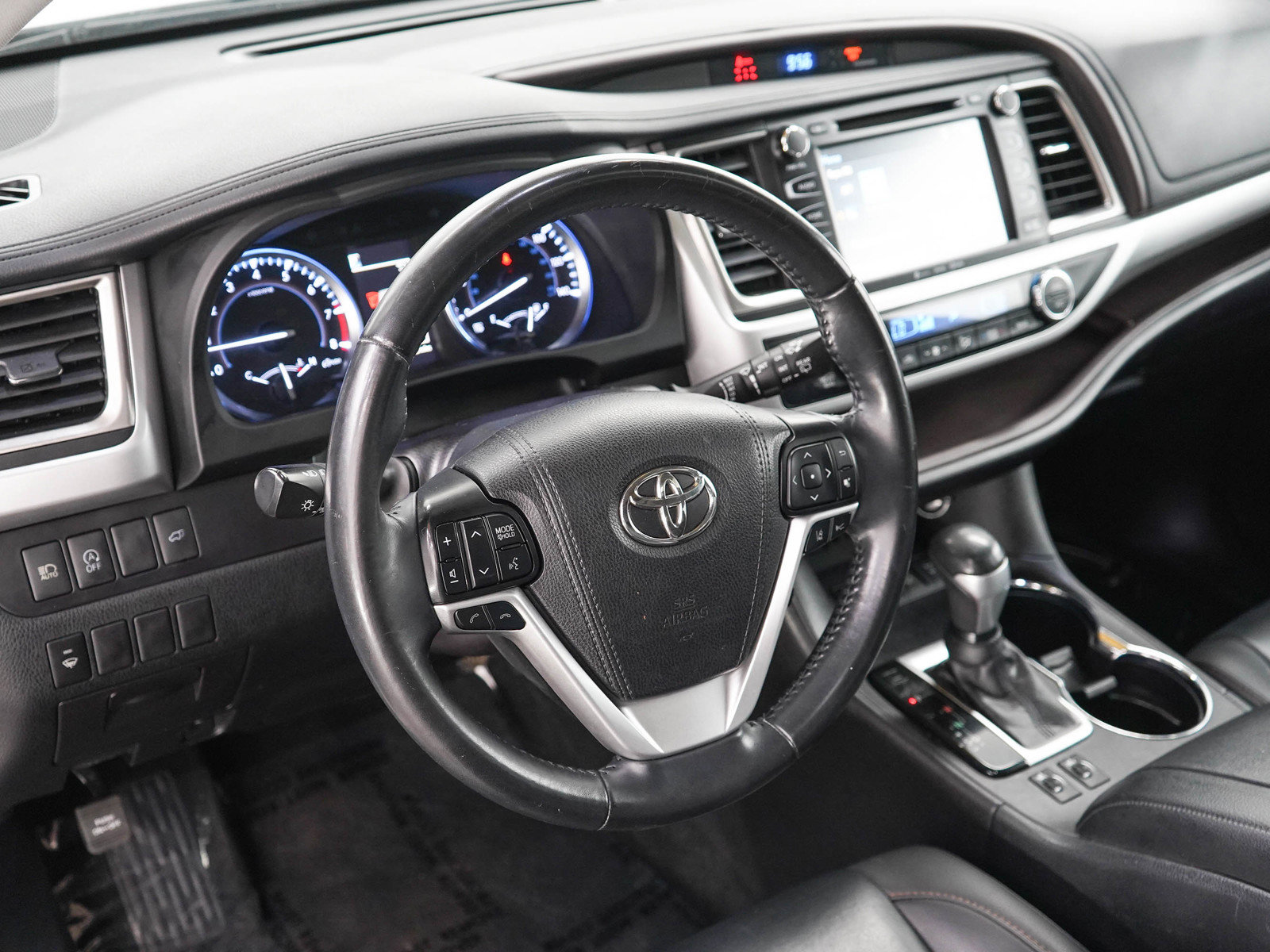 Used 2019 Toyota Highlander XLE AWD/4WD image 21