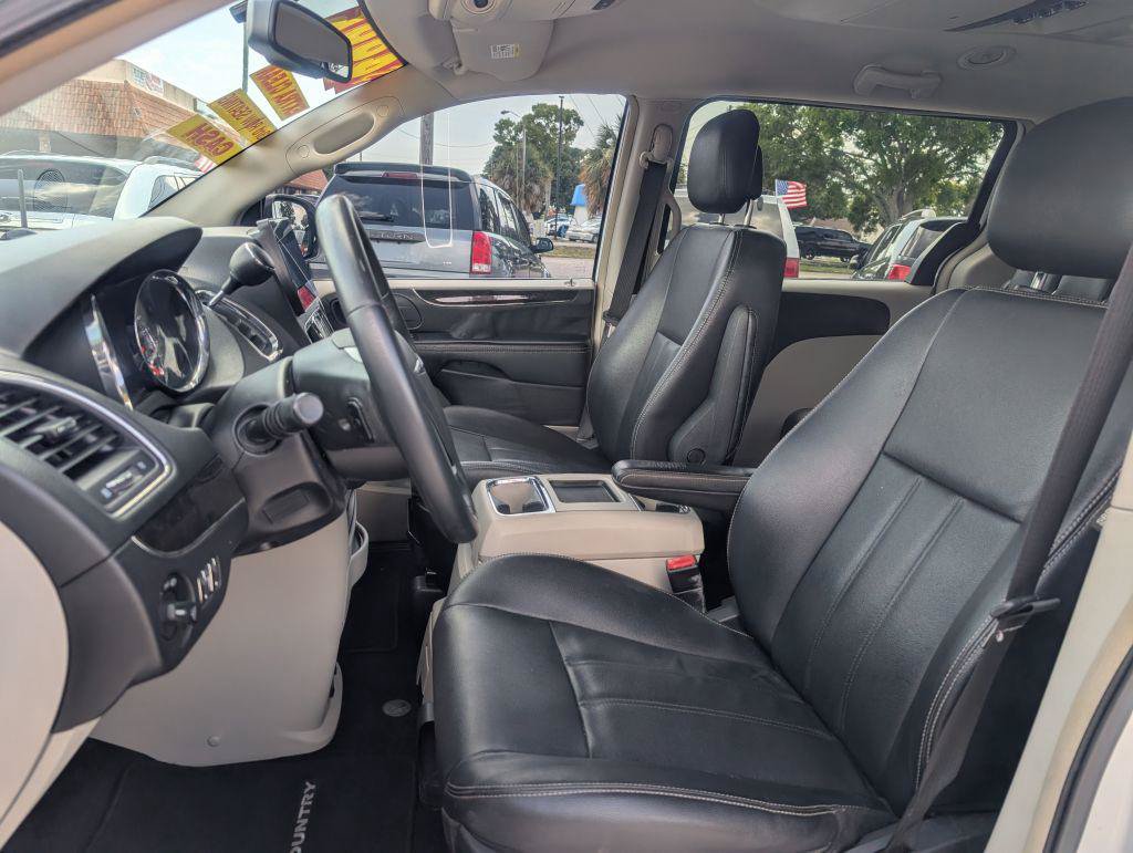 Used 2014 Chrysler Town & Country Touring FWD image 9
