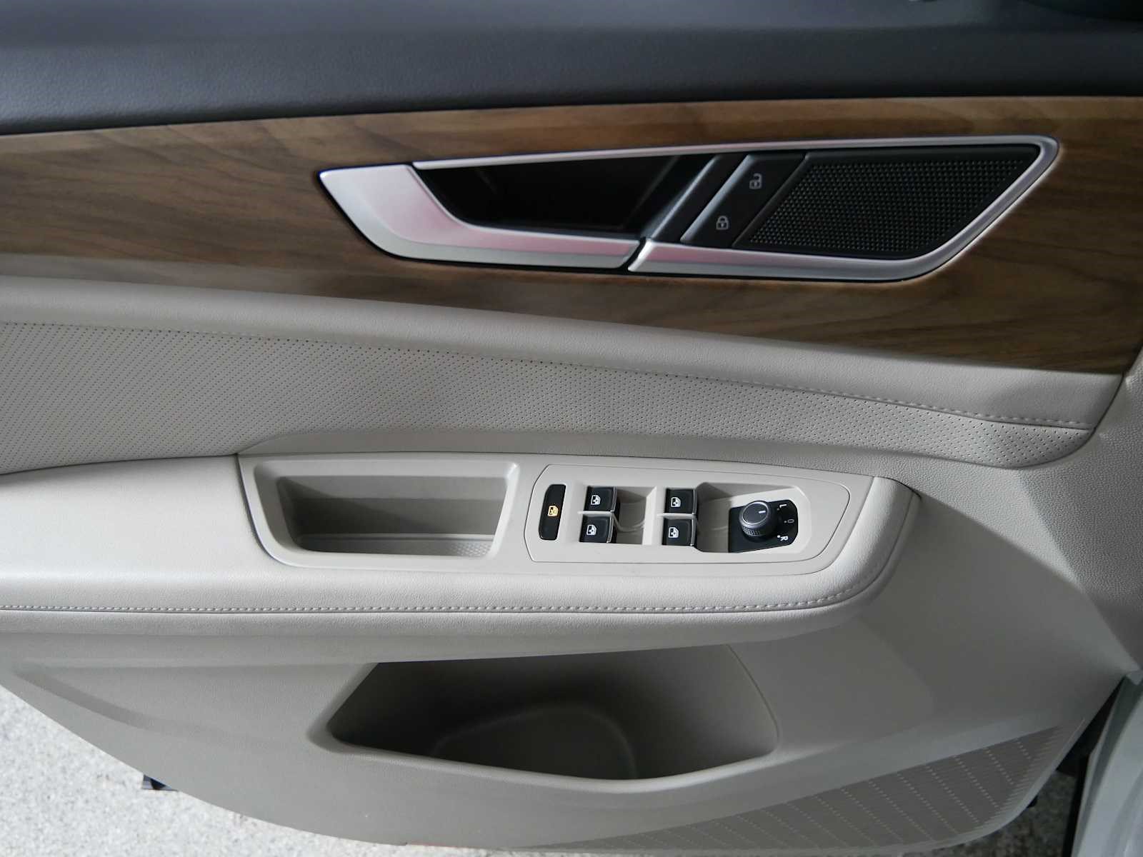 Used 2025 Volkswagen Atlas SE AWD/4WD image 19