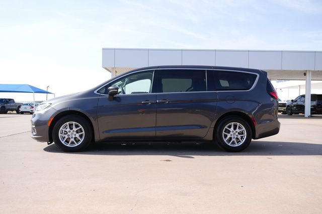 Used 2023 Chrysler Pacifica Touring-L FWD image 7